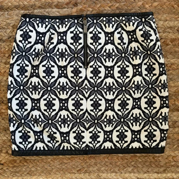 Express Size 6 Black and White Geometric Print mini skirt - Picture 3 of 6